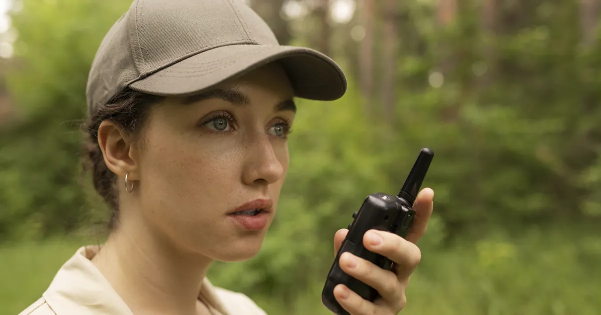Auswahl an Notfallradios mit Handkurbel, Solarpanel und Taschenlampe