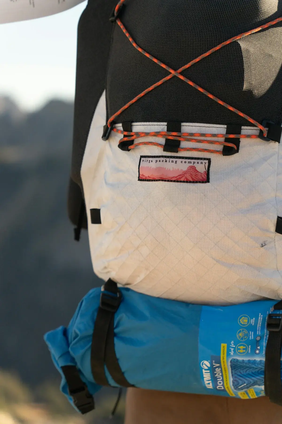Überlebensrucksack mit ausgepacktem Equipment: Taschenlampe, Multitool, Wasser, Lebensmittel, Erste-Hilfe-Set
