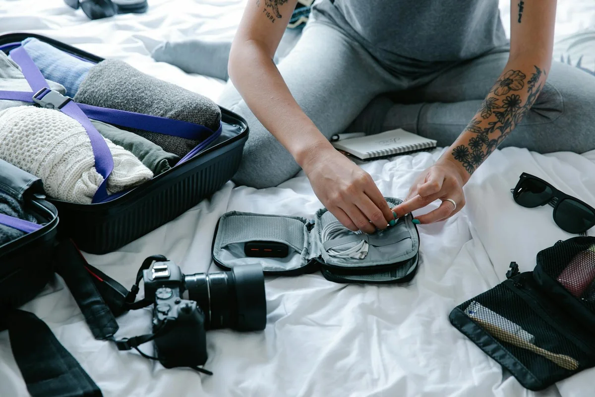 Hände beim Packen eines Evakuierungsrucksacks