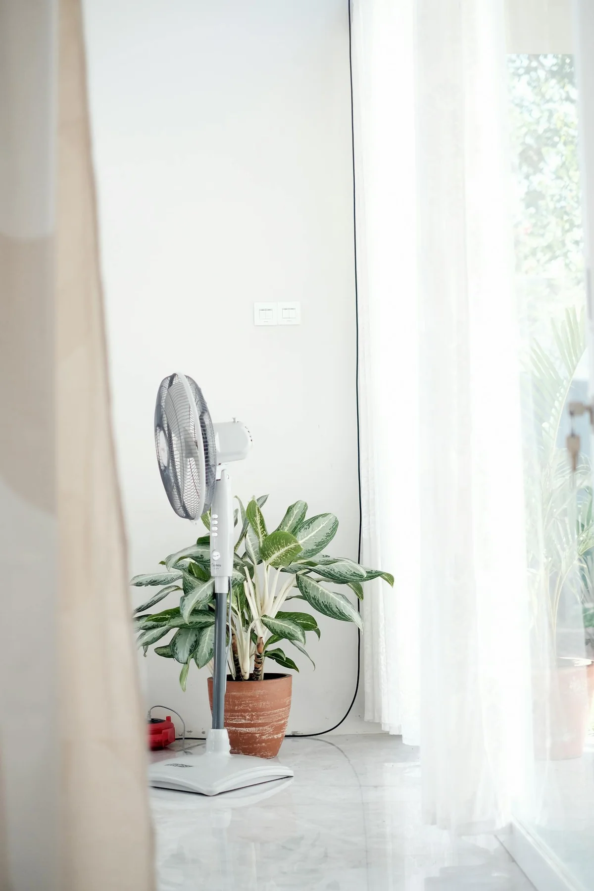 Ventilator und geschlossener Rollladen während einer Hitzewelle