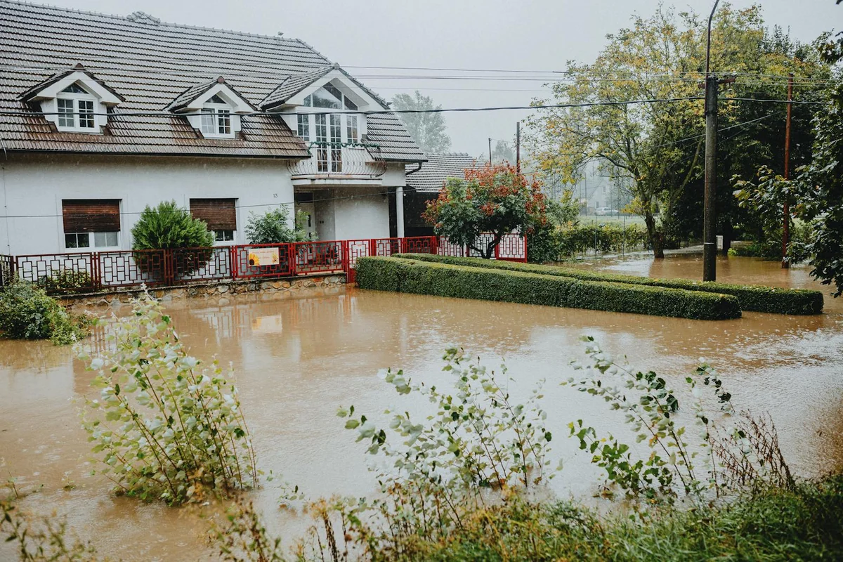 Haus von Wasser umgeben während einer Überschwemmung