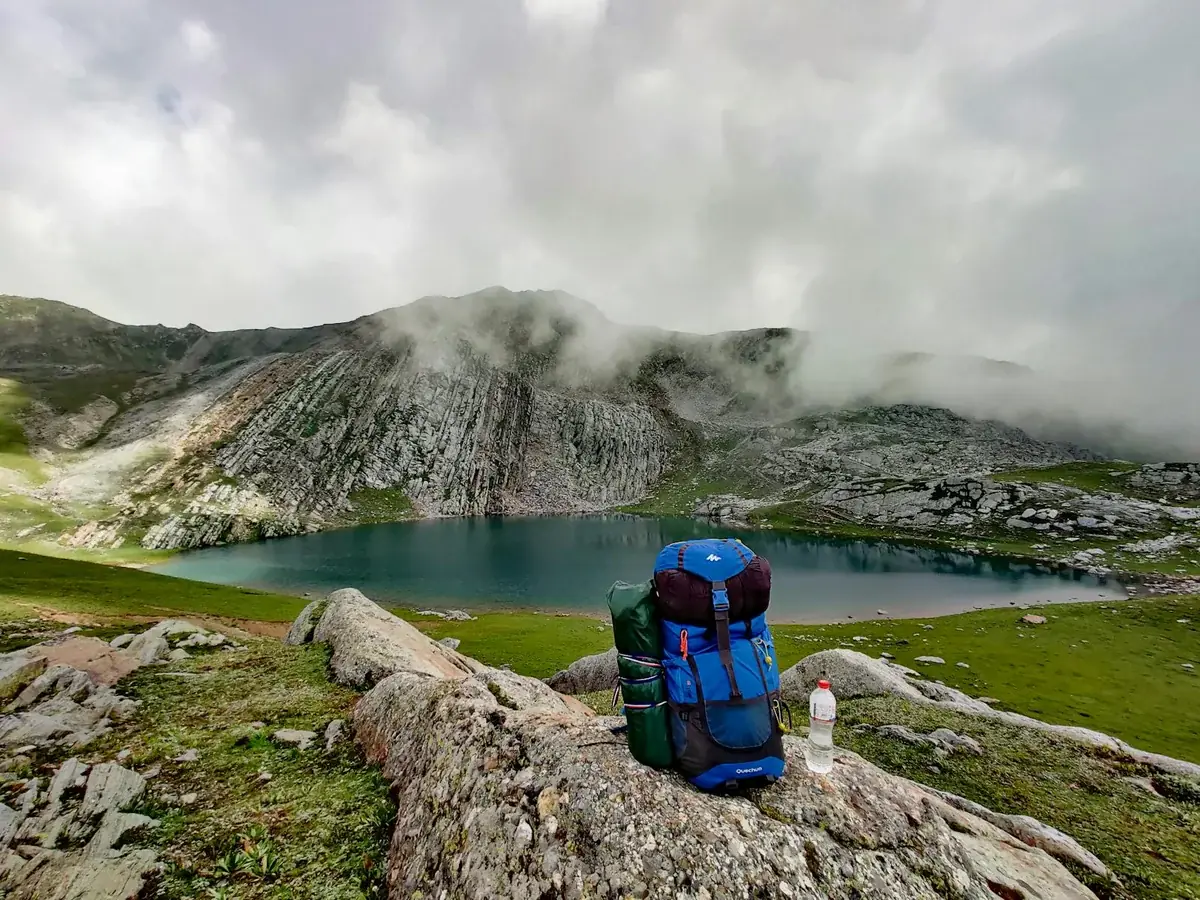 Bergige Alpenlandschaft mit See im Hintergrund